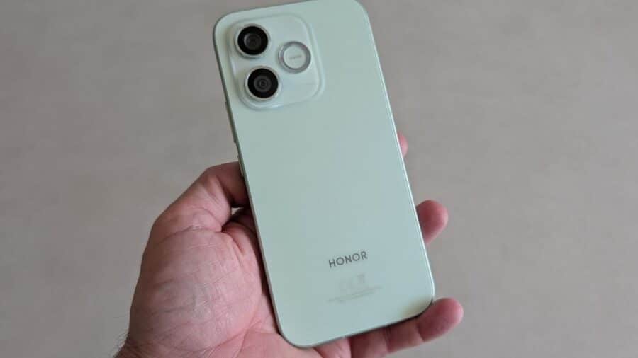 Retro di Honor 600 Lite in colorazione verde con modulo fotocamera doppio da 108 MP e logo Honor