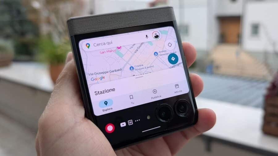 Motorola Razr 70 chiuso con Google Maps aperto sullo schermo esterno