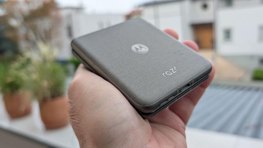 Motorola Razr 70 chiuso visto dal retro con logo Motorola e scritta razr in evidenza