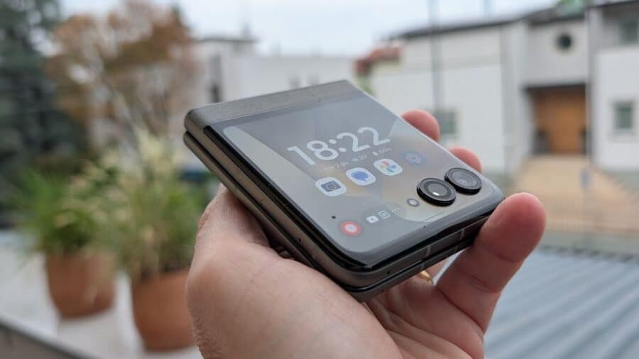 Motorola Razr 70 chiuso in mano con schermo esterno che mostra la schermata di blocco