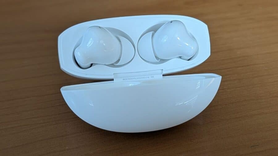 Custodia di ricarica aperta con i due auricolari OPPO Enco Air5 bianchi