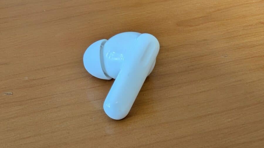 Auricolare OPPO Enco Air5 bianco visto di lato sul tavolo