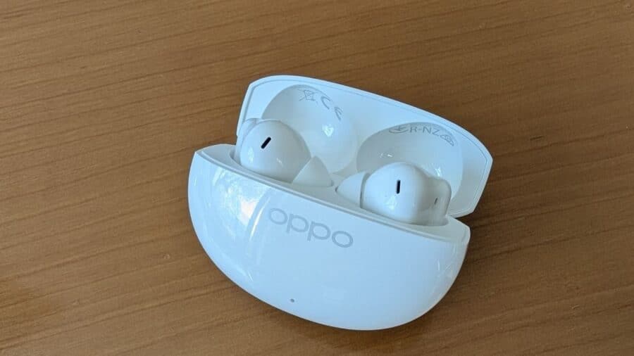 Custodia aperta degli OPPO Enco Air5 con marchi di certificazione visibili