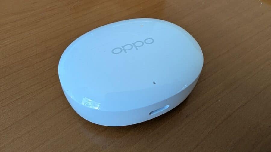 Custodia di ricarica chiusa degli OPPO Enco Air5 con logo OPPO