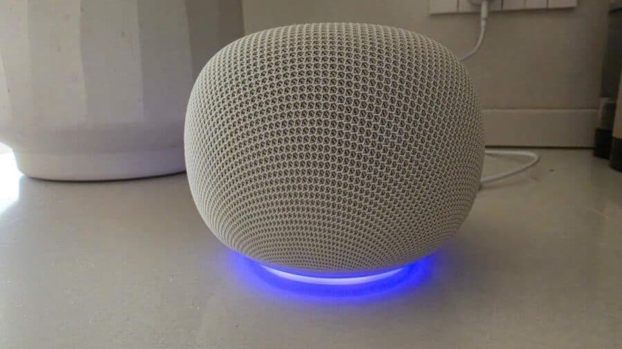 Google Home Speaker su un piano cucina con anello luminoso blu acceso alla base