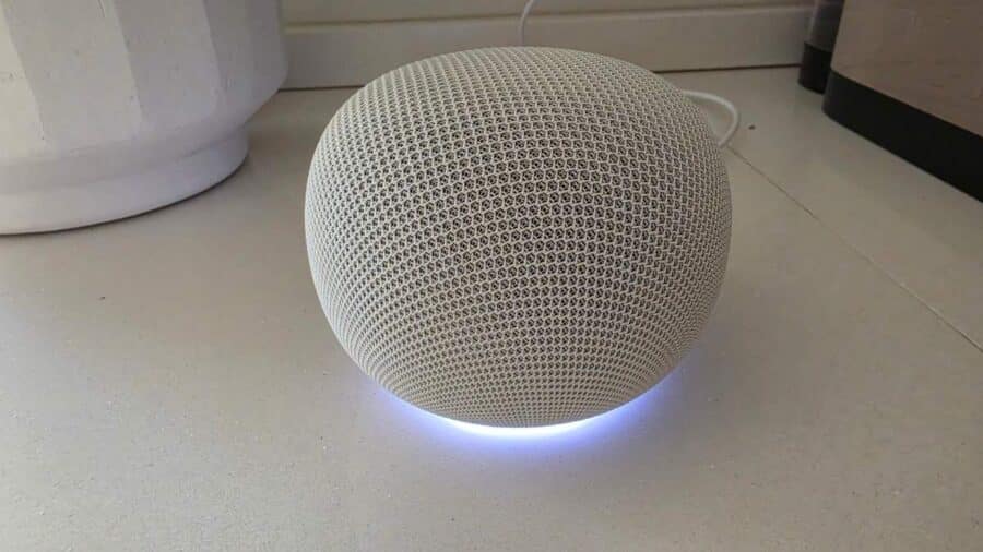 Google Home Speaker frontale con luce blu soffusa alla base durante l'elaborazione