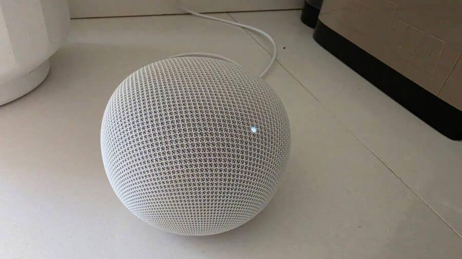 Google Home Speaker dall'alto con piccolo punto luminoso bianco sulla superficie