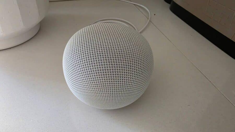 Google Home Speaker a riposo su superficie chiara, anello luminoso spento