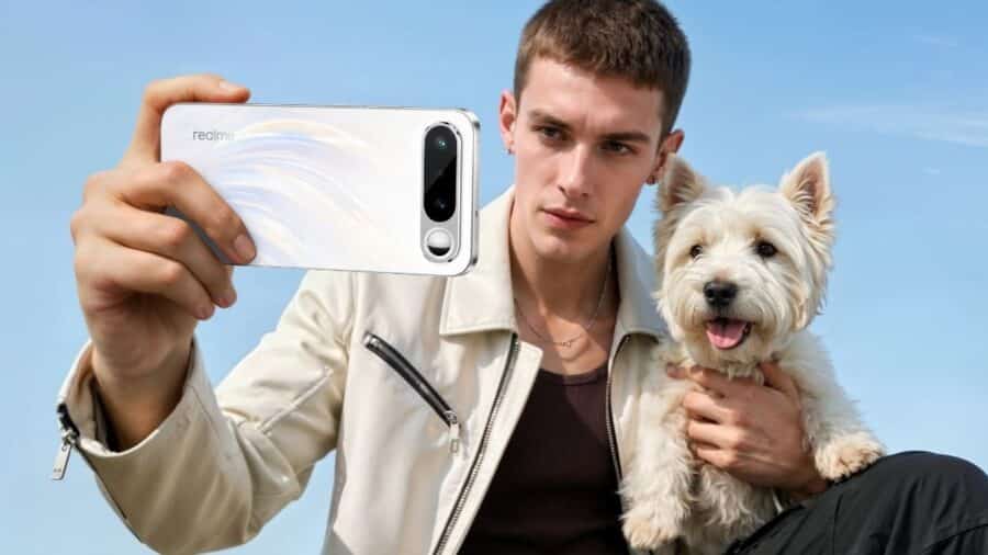 realme 16 impugnato dal proprietario che scatta un selfie con il suo cane