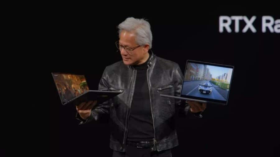 Jensen Huang mostra due laptop durante una presentazione Nvidia dedicata alla tecnologia RTX.