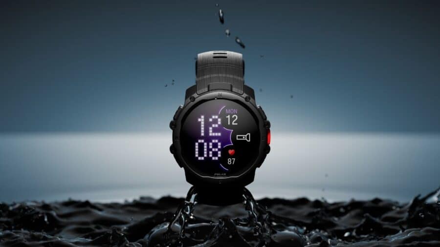 Polar Street X nero immerso nell’acqua, con display digitale acceso, indicatore della torcia e dati di frequenza cardiaca.