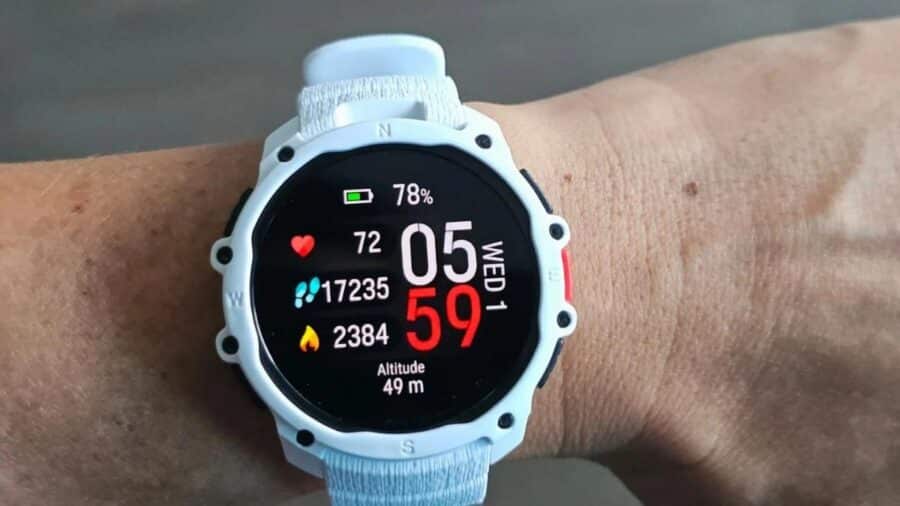 Polar Street X bianco indossato al polso, con schermata che mostra ora, batteria, passi, frequenza cardiaca, calorie e altitudine.