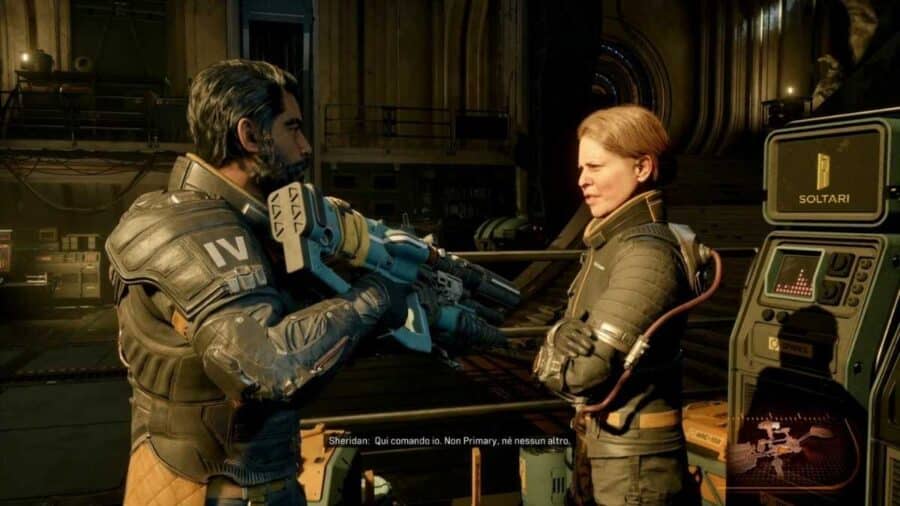 Arjun Devraj parla con la comandante Sheridan in una base futuristica della Soltari, durante una sequenza narrativa di SAROS.