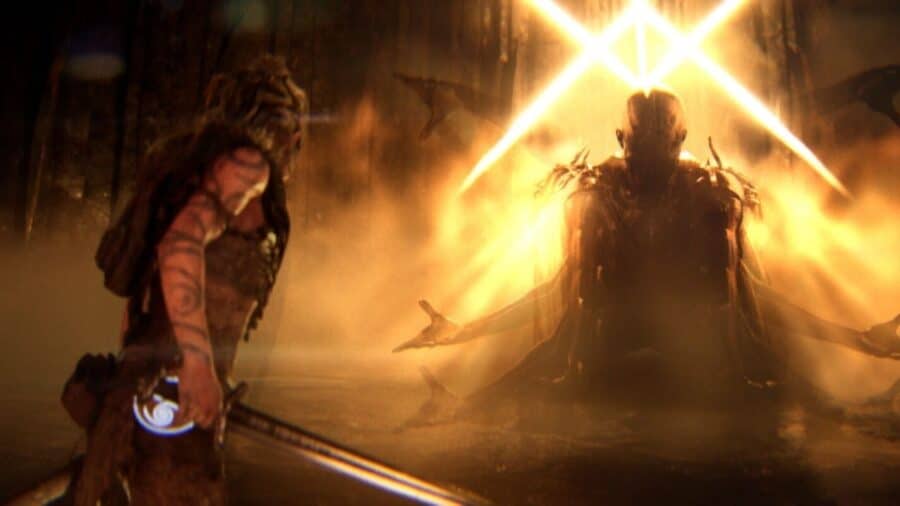 Senua affronta una figura oscura illuminata da una luce dorata, in una scena cinematografica del nuovo gioco di Ninja Theory.