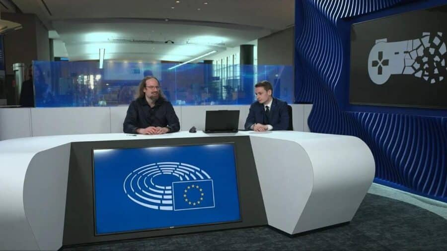 Due relatori seduti in una sala del Parlamento Europeo durante un’audizione dedicata alla tutela dei videogiochi digitali.