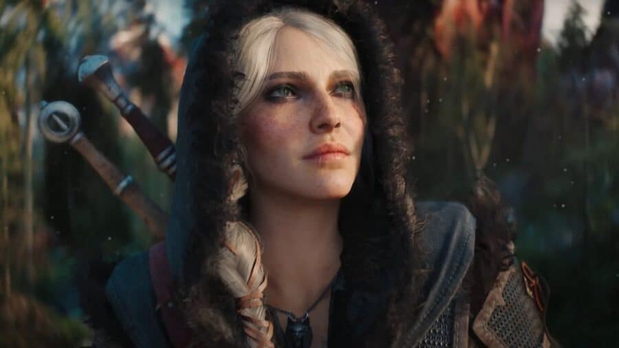 Primo piano di Ciri con cappuccio di pelliccia in The Witcher 4, con spada sulla schiena e sguardo rivolto verso l’alto.