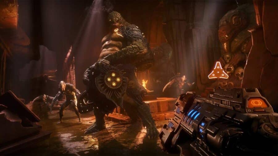 Combattimento in prima persona in Turok Origins contro una creatura corazzata e altri nemici, con arma futuristica puntata in un tempio oscuro.