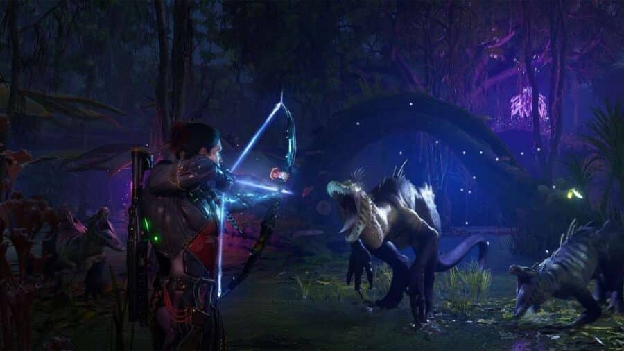 Guerriero di Turok Origins usa un arco luminoso contro dinosauri aggressivi in una giungla notturna illuminata da luci viola e blu.
