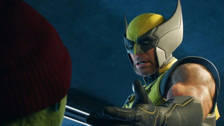 Wolverine in una scena cinematografica di gioco, con costume giallo e nero e artigli estratti.