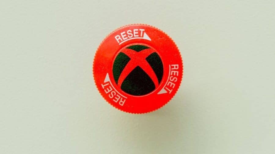 Pulsante rosso di reset con il logo Xbox al centro, simbolo di una possibile ripartenza della divisione gaming.