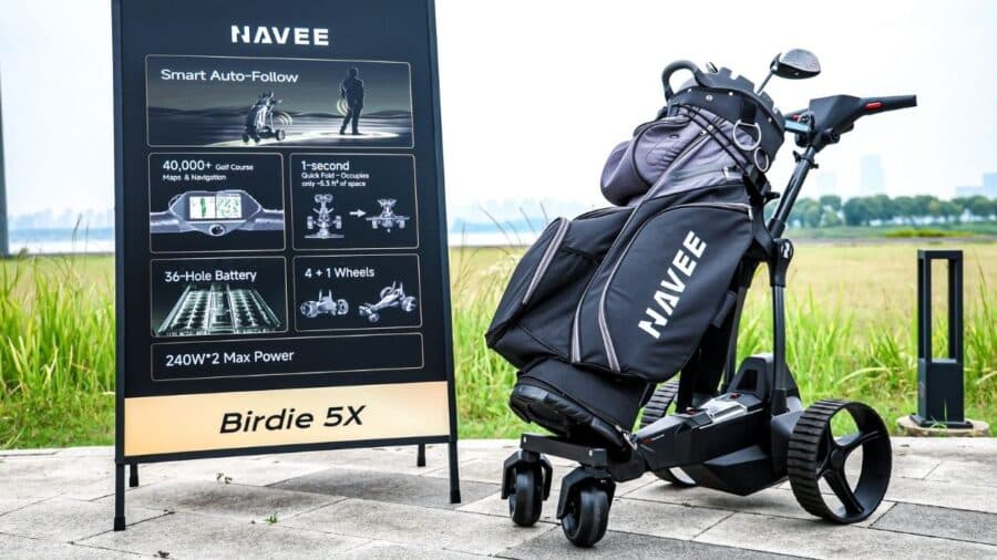 Carrelli da golf con sistema di inseguimento UWB che seguono il giocatore in autonomia