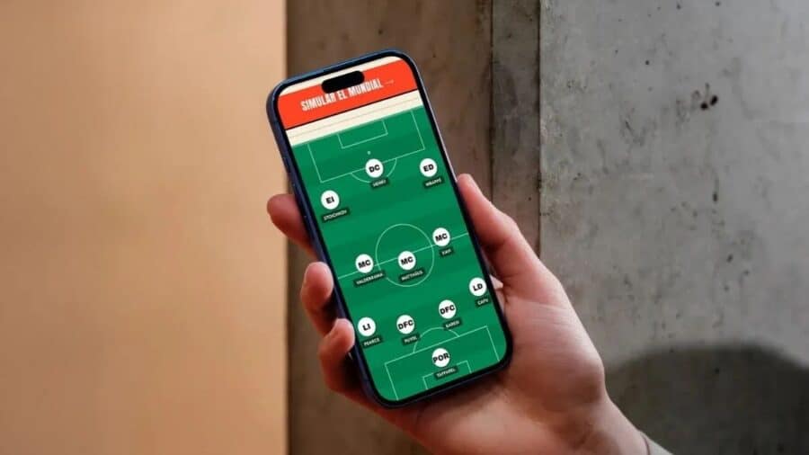 Smartphone con schermata di 7a0, browser game calcistico gratuito in cui creare una formazione mondiale.