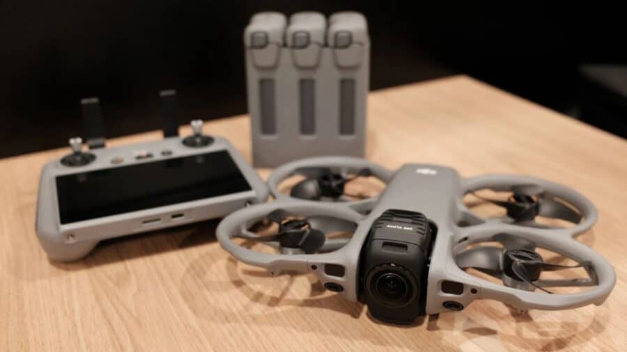 DJI Avata 360 appoggiato su un tavolo accanto a radiocomando, batterie e accessori dedicati.