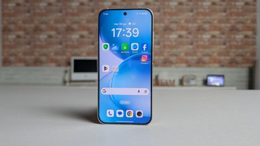 OPPO Reno16 Pro acceso su sfondo di mattoni con schermata home e icone delle app