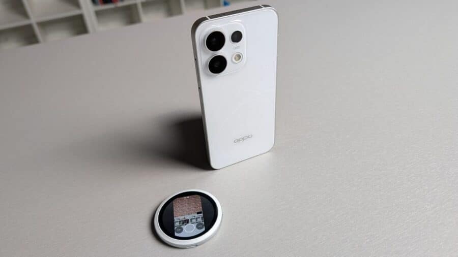 OPPO Reno16 Pro in piedi accanto all'accessorio OPPO Bubble con anteprima fotocamera