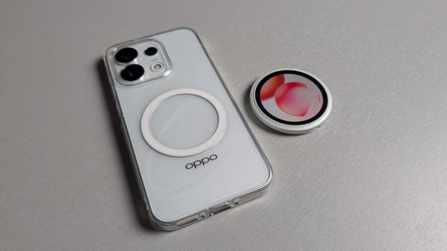 OPPO Reno16 Pro con cover magnetica trasparente accanto all'accessorio OPPO Bubble