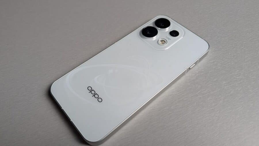 OPPO Reno16 Pro adagiato su superficie metallica con dettaglio del modulo fotocamera