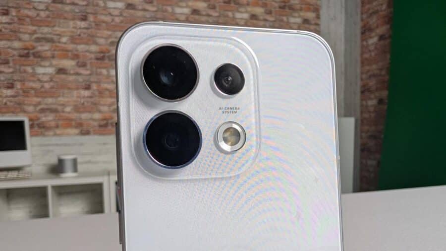 Dettaglio del modulo fotocamera AI Camera System di OPPO Reno16 Pro su sfondo industriale