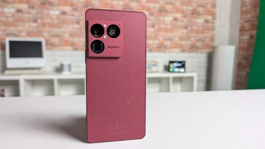Sony Xperia 1 VIII visto di spalle, in piedi su un piano bianco