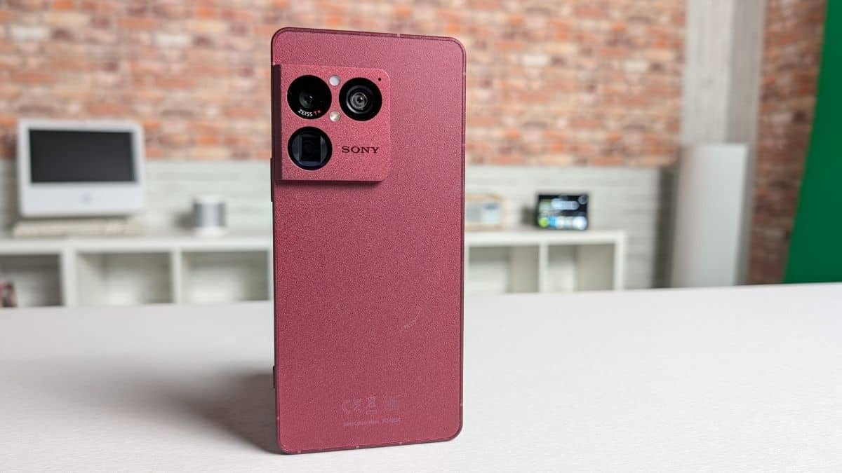 Sony Xperia 1 VIII visto di spalle, in piedi su un piano bianco