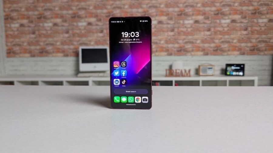 Dettaglio del tasto otturatore dedicato sul bordo del Sony Xperia 1 VIII