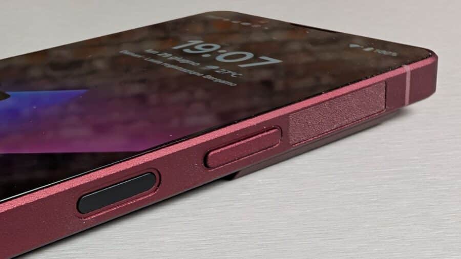 Dettaglio del bordo del Sony Xperia 1 VIII con la finitura Ore e i tasti volume