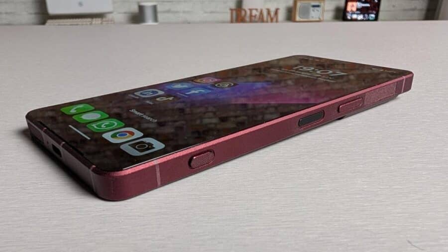 Profilo del Sony Xperia 1 VIII con tasto di accensione e lettore di impronte integrato
