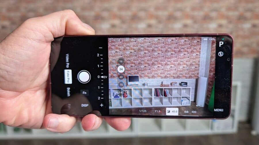Interfaccia fotocamera Pro del Sony Xperia 1 VIII con selettore di focali da 16 a 140mm