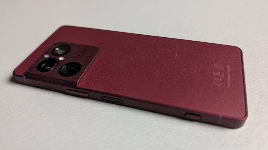 Retro del Sony Xperia 1 VIII in colore bordeaux con modulo fotocamere Zeiss