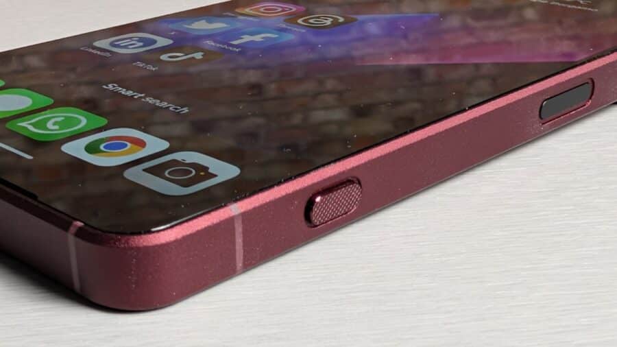 Dettaglio del bordo del Sony Xperia 1 VIII con la finitura Ore e i tasti volume