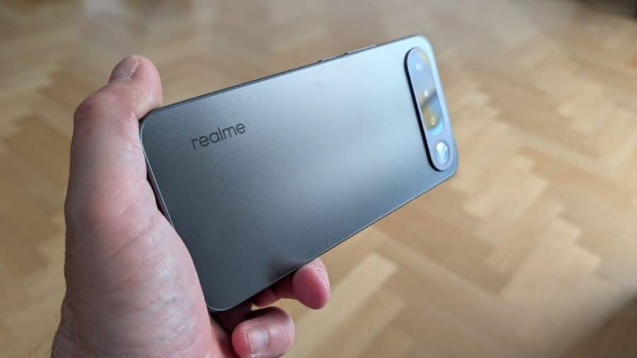 Retro di Realme 16 5G in mano
