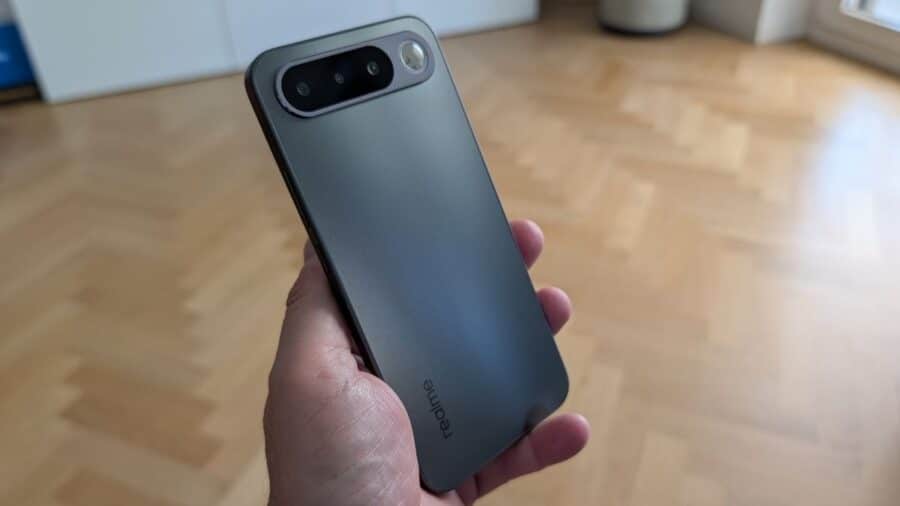 Modulo fotocamera di Realme 16 5G in mano