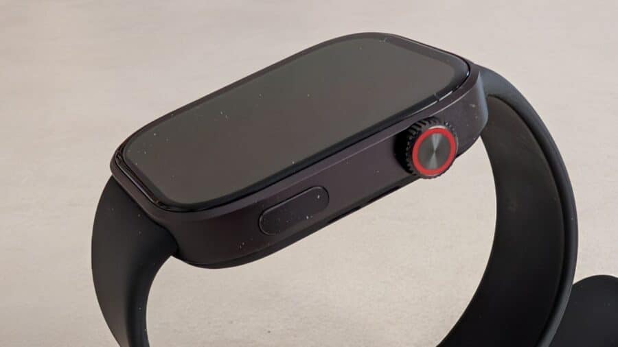 Corona e pulsante laterale del Redmi Watch 6, dettaglio cornice