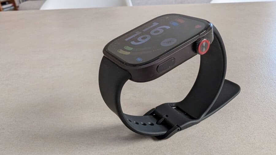 Redmi Watch 6 appoggiato sul tavolo con schermo acceso