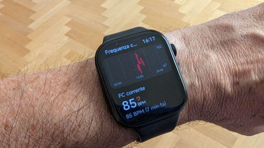 Redmi Watch 6 al polso con grafico frequenza cardiaca a 85 BPM
