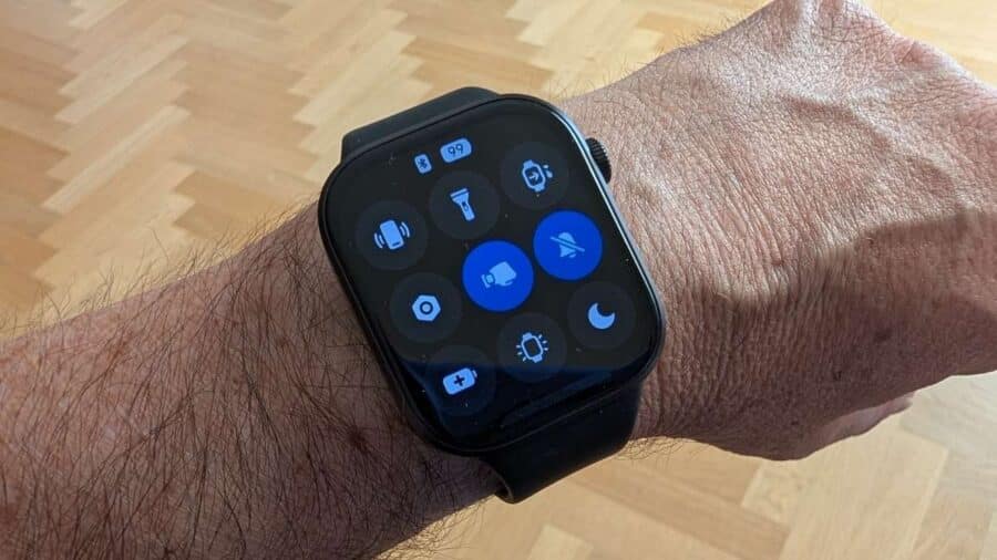 Centro di controllo del Redmi Watch 6 al polso