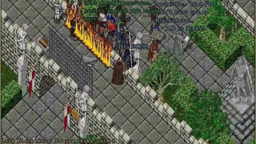 Screenshot di Ultima Online con numerosi giocatori riuniti all’interno di un castello durante un evento online.