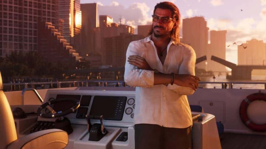 Personaggio maschile di GTA 6 a bordo di uno yacht, con skyline cittadino sullo sfondo al tramonto.