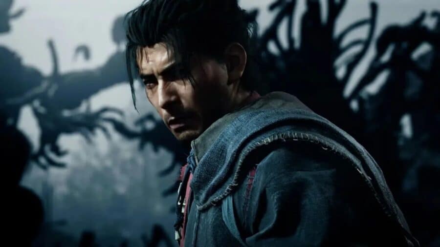 Protagonista di Onimusha Way of the Sword in un’ambientazione oscura circondata da ombre demoniache.