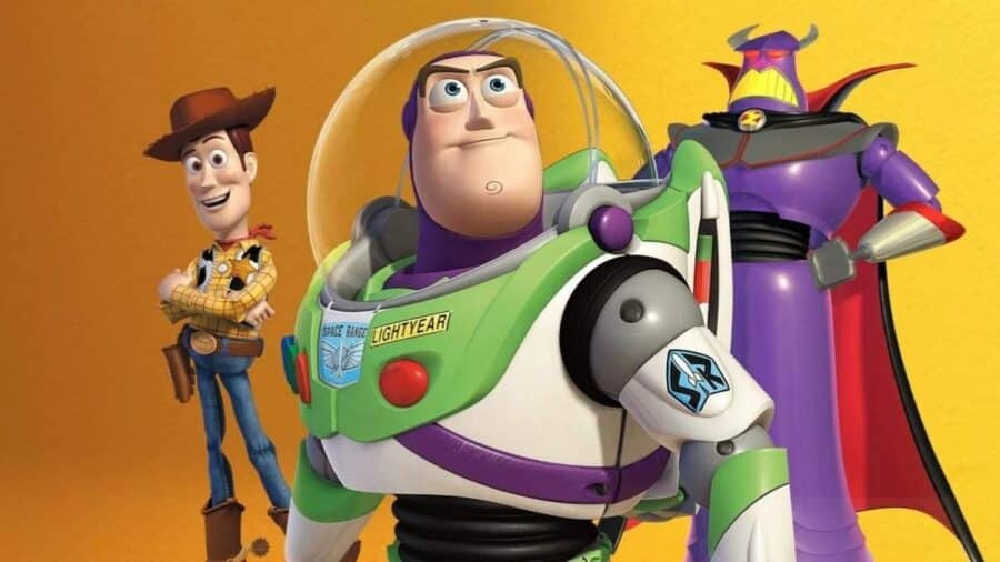 Woody, Buzz Lightyear e Zurg in posa su sfondo giallo, protagonisti del ritorno videoludico di Toy Story.